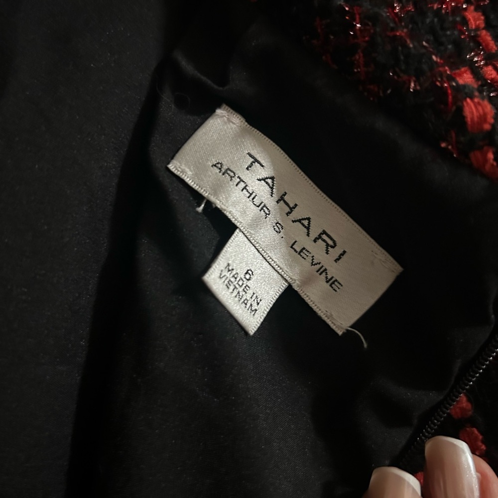 Red and Black Tweed/Plaid Tahari Pencil Skirt Size 6 - Picture 4 of 4